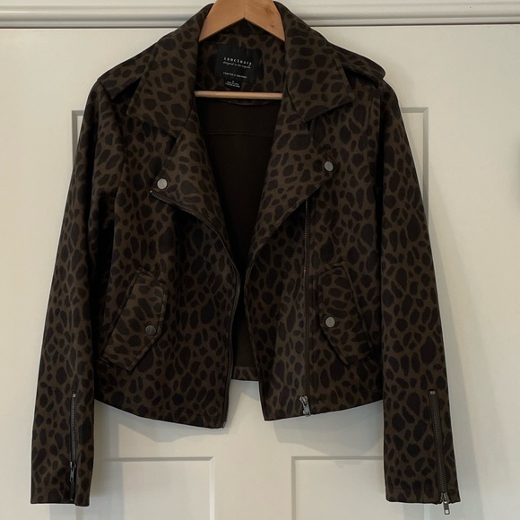 Cropped suede like animal print zip up jacket. - Picture 3 of 7